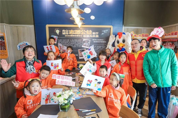 舟山优秀志愿者代表与青少年亲切合影