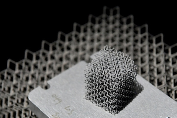 图为西安铂力特增材技术股份有限公司3D打印的“铝合金点阵结构”展品。 新华社记者 刘潇 摄