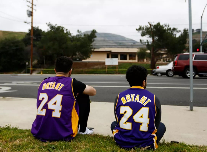 2020年1月26日，两名球迷遥望发生事故的山顶。新华社记者 李颖 摄