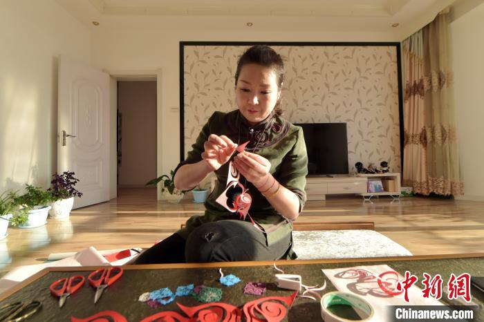 图为鄂伦春族民们住进了宽敞明亮的楼房。　侯玉鹏 摄