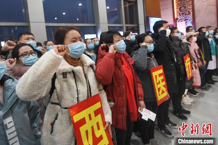 山西省抗击新型冠状肺炎紧急医疗队举行出征仪式。　武俊杰 摄