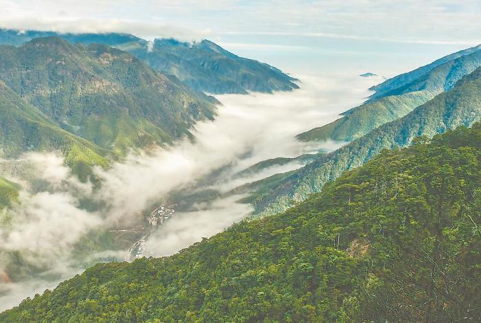 武夷大峡谷云雾缭绕，谷底村庄若隐若现