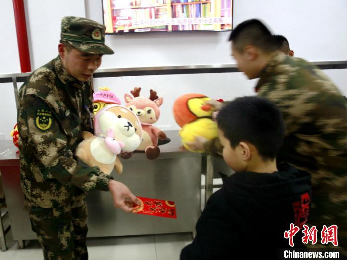送上新春祝福 衢州武警供图 