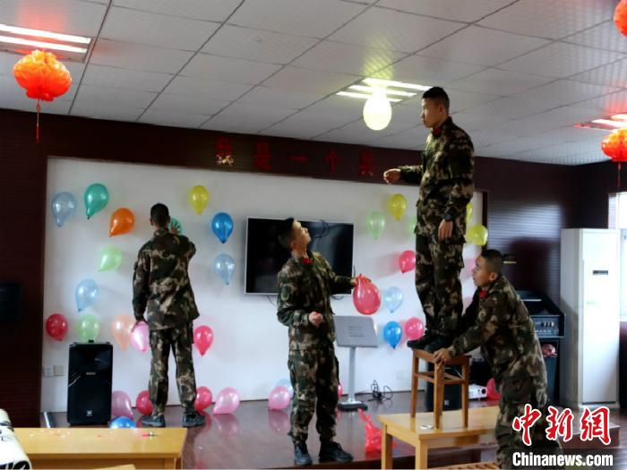 布置节日环境 衢州武警供图 