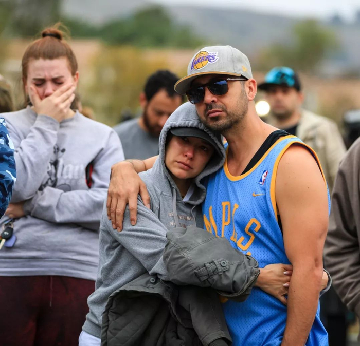 2020年1月26日，在美国加利福尼亚州卡拉巴萨斯市的直升机坠机事故现场附近，人们情绪悲痛。新华社记者 李颖 摄