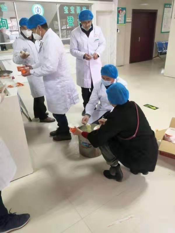 　　↑自农历腊月底以来，虽然医疗救治药品、防护物资急缺，湖北黄冈广大医疗工作者仍坚持奋战在抗击新型冠状病毒感染肺炎最前线。图为湖北省黄冈市蕲春县刘河镇卫生院。