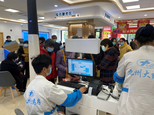 MMC健康便利店-眼底病变预警体区市民排队检测