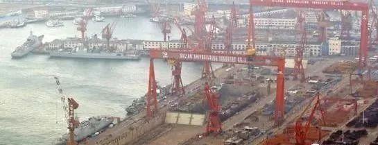 大连船厂又1支新舰队成型, 8艘中华神盾舰堆满码头！