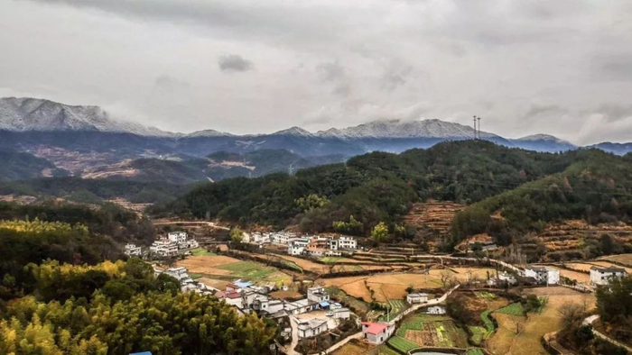  美丽而封闭的山村