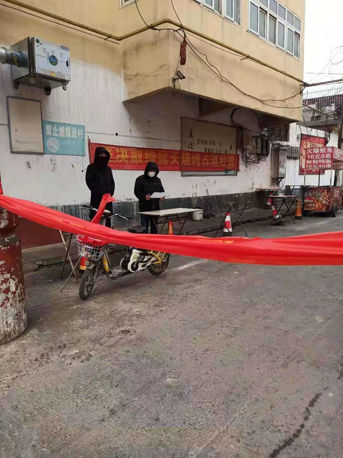  有村庄设置了围挡，限制进出。 受访者供图