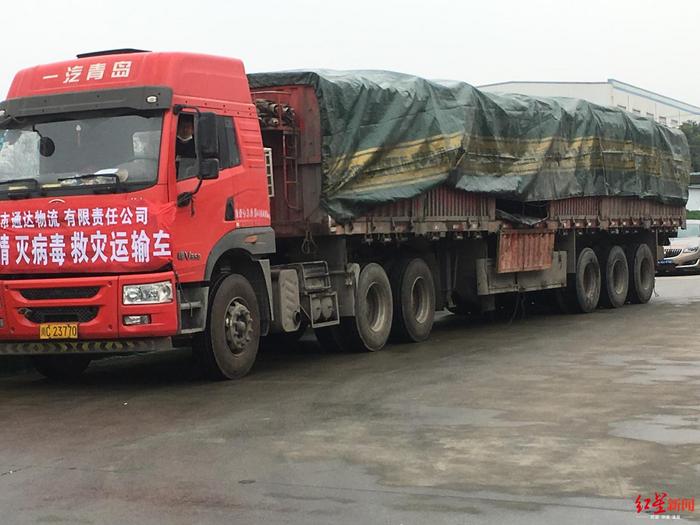 首批9吨多应急保障物资送抵四川自贡，涉及医疗防护和消毒用品等