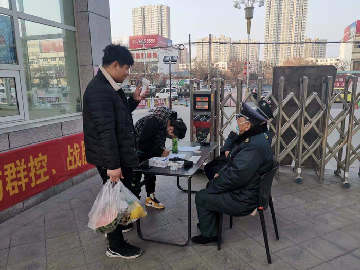  1月27日，永年区一小区，进门者需要登记并测量体温。 新京报记者 赵凯迪 摄