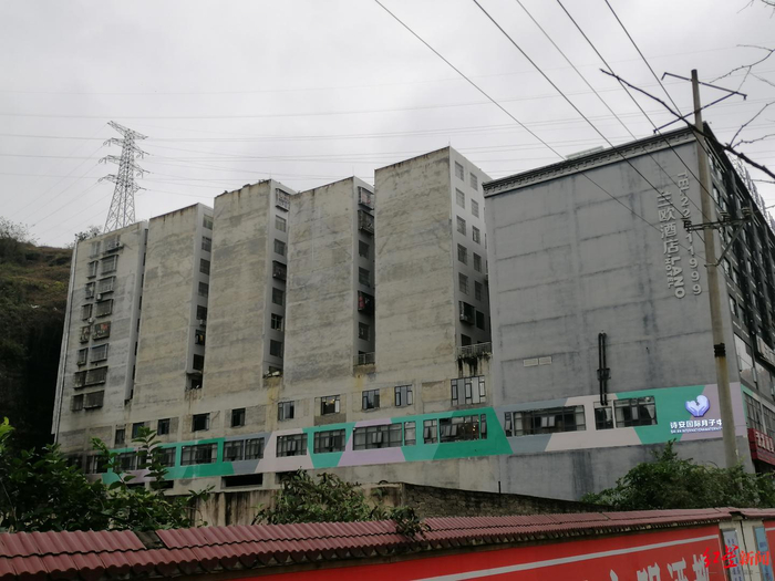 钱洪秋店铺及被波及的其他住户位于画面最左侧