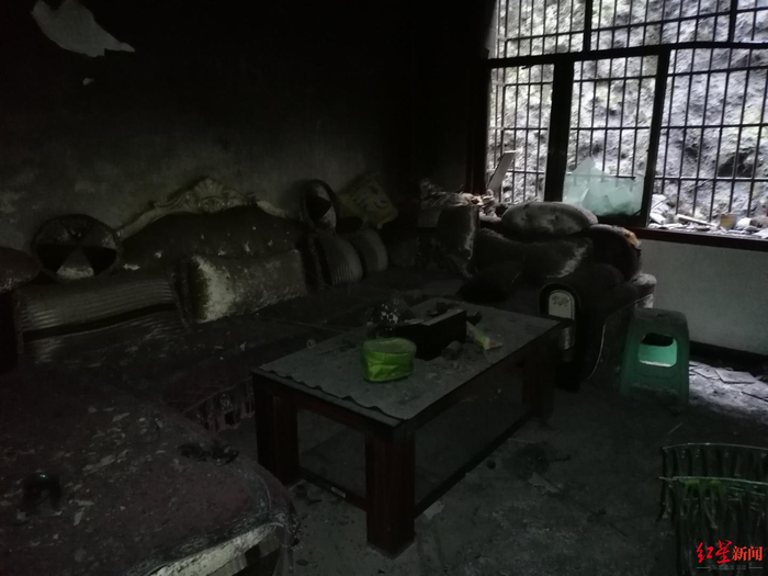 住户家被烧得一片狼藉