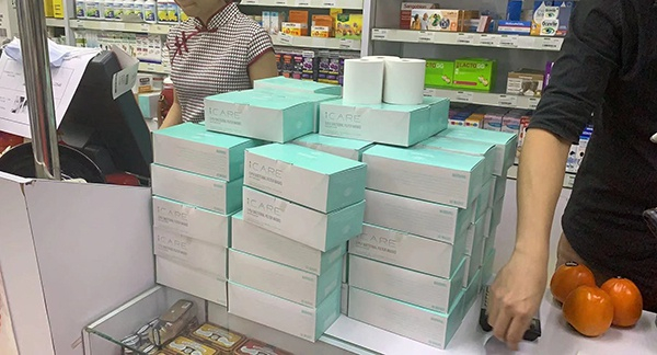 新加坡一居民区附近药店大量购进口罩。&nbsp; 本文图片均为受访者提供