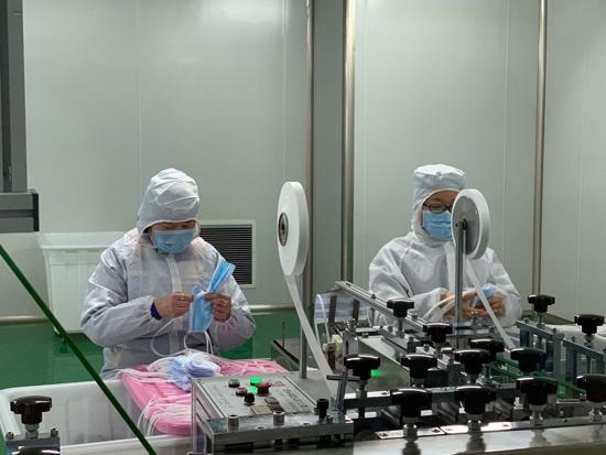 山东青岛：口罩生产商提前开工，专车接送员工保生产
