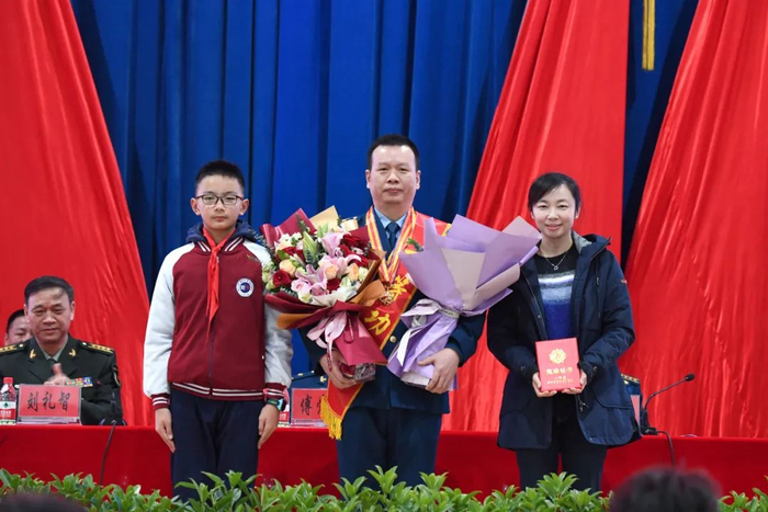 ▲一人立功，全家光荣。王建东的妻儿受邀一同参加授奖仪式，共享英雄荣光