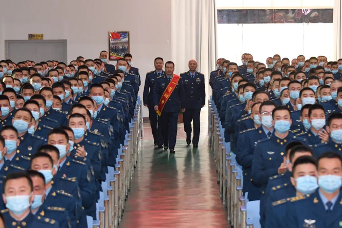 ▲在官兵热烈掌声中，王建东大步迈入会场