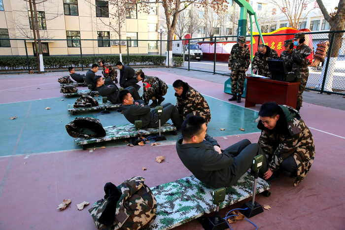 考核仰卧起坐。赵明摄