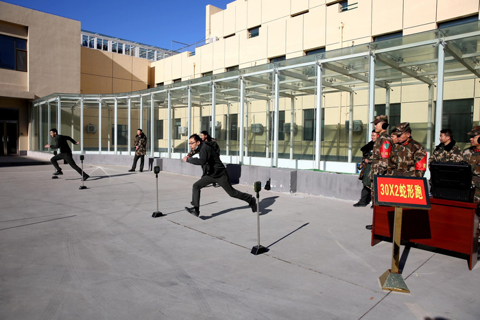 组织30X2蛇形跑。赵明摄