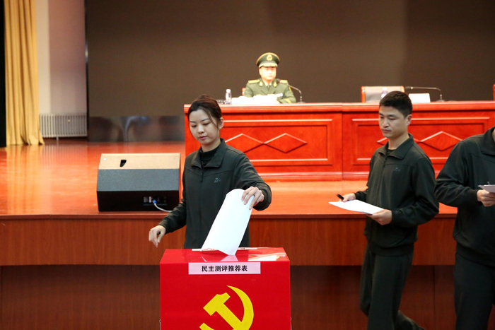 进行民主测评投票。赵明摄