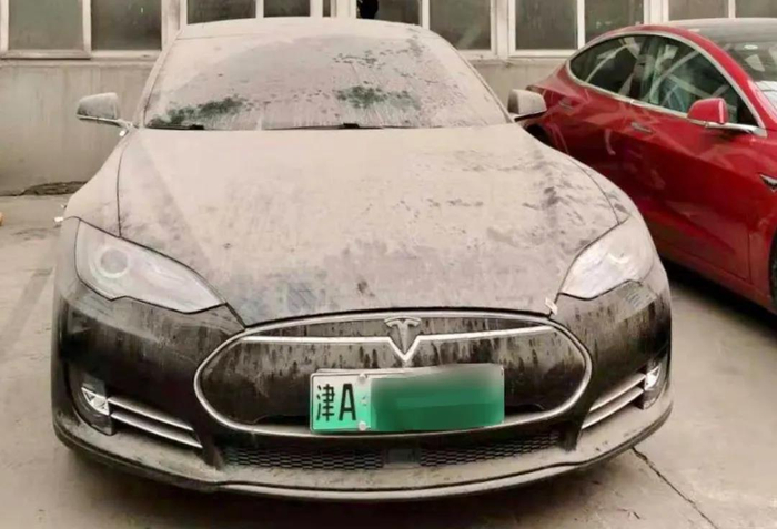 韩潮那辆在天津旺港特斯拉中心地上车库停了1年3个月的ModelS，落满了灰 受访者供图；2020年9月拍摄