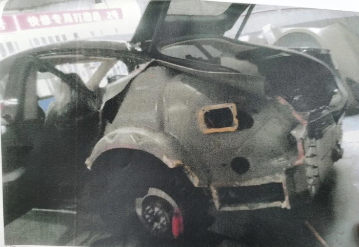 这辆Model S在卖给韩潮之前，在北京中汽雷日进行切割修复过程照片 受访者供图（由特斯拉给法院，法院提供给受访者）