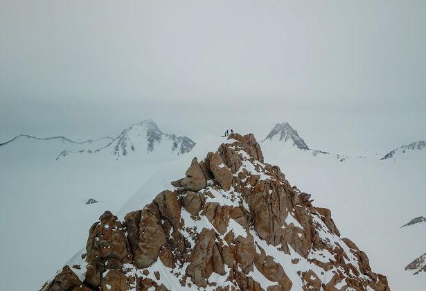走最远的路，爬最“南”的山，英国探险家攀南极之巅，成世间第三