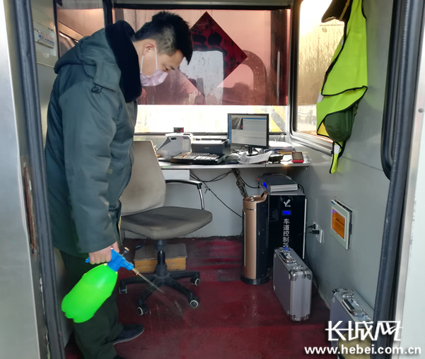 岗亭消毒。王健 供图