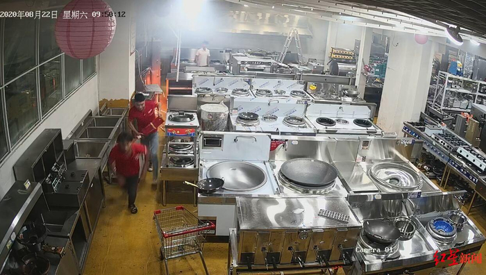 店员曾试图灭火，但未打开灭火器 视频截图