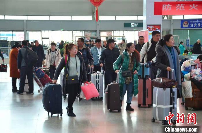 图为西宁火车站候车室内的旅客。(资料图) 鲁丹阳 摄