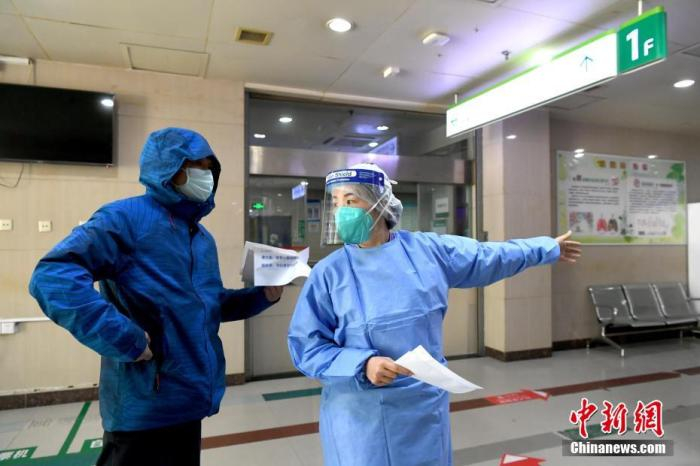 资料图：曾确诊感染新型冠状病毒感染的肺炎的武汉大学中南医院急救中心护士郭琴痊愈，重新返回岗位。中新社记者 安源 摄