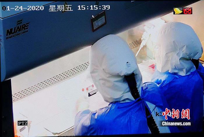  中国疾控中心病毒病预防控制所验室工作人员在BSL-3实验室做新冠状病毒分离。