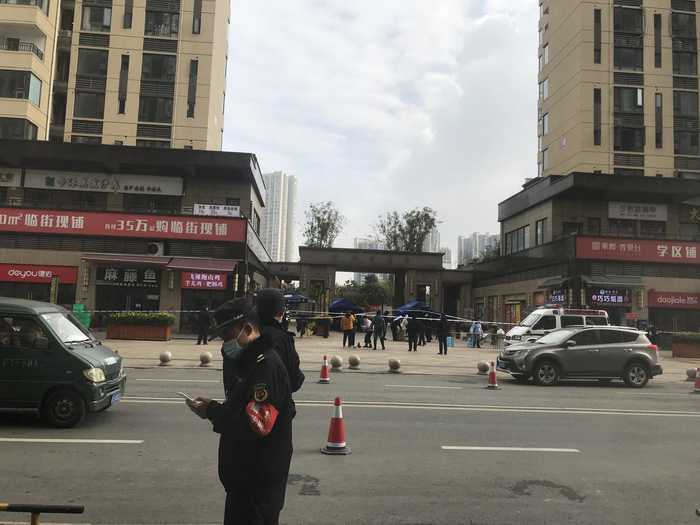 确诊病例赵某所在小区已经封闭，生活用品送至大门处，再由志愿者送上门。本文图均为澎湃新闻记者 何利权