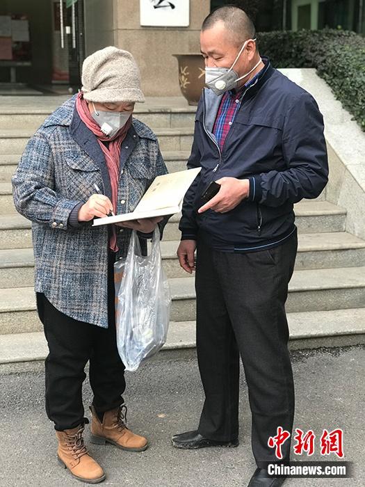 　　2020年1月28日，作家方方在接受中新社记者夏春平采访后，赠送自己的著作《汉口的沧桑往事》，记者回赠方方20个口罩。中新社记者 全安华 摄