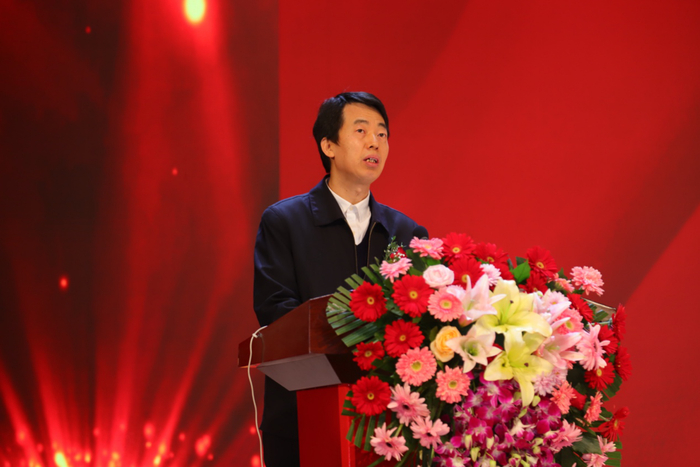 图:经济日报社副总编辑季正聚