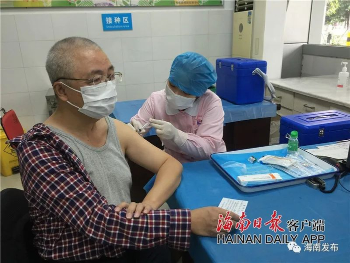 海南省人民医院皮肤科主任蒙秉新成为海口重组带状疱疹疫苗首位接种者。记者张惠宁 摄
