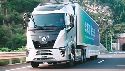 中国重汽自主研发的新型重型卡车“黄河”重卡。 本报记者 杨俊峰摄