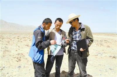 党晓鹏（右一）