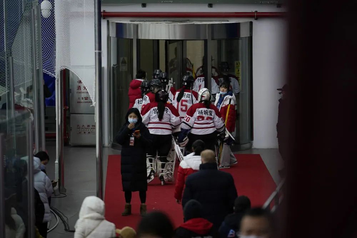 哈尔滨队拒绝上场比赛，提前退场。新华社记者王鹏摄