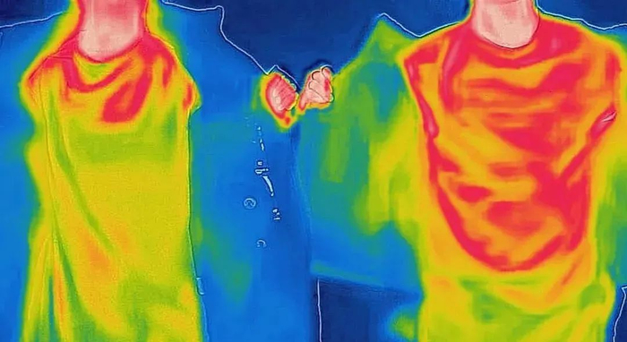 ▲左边普通外套 右边此款抓绒