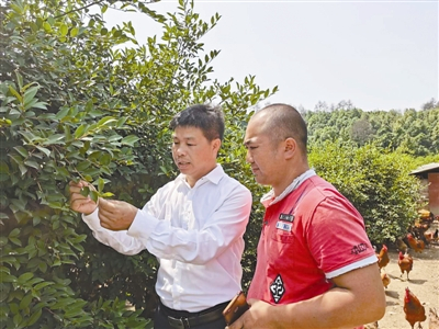 袁昌选（左一）