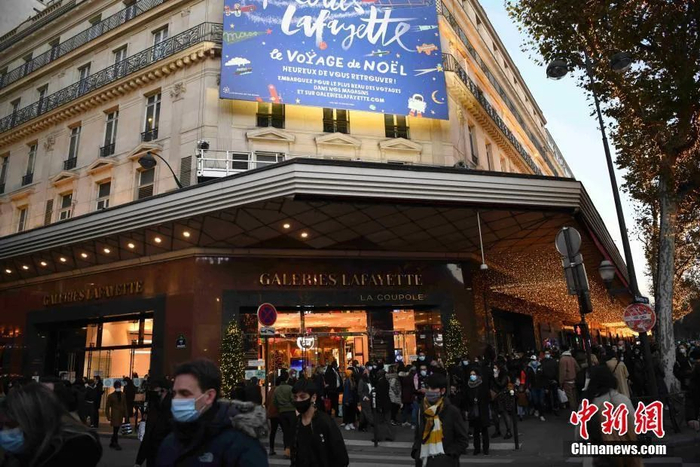 当地时间11月28日，法国启动第二轮“解封”，巴黎老佛爷百货公司恢复营业。为应对第二波新冠肺炎疫情，法国10月30日进入第二次全国”封城”，巴黎老佛爷百货停业近一个月。中新社记者 李洋 摄