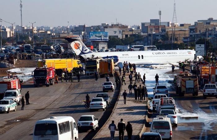 伊朗客机冲上街　150人安然逃生