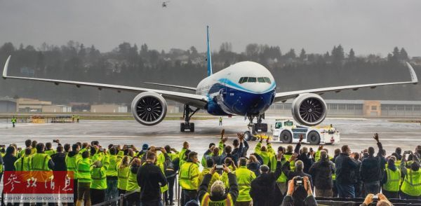 西雅图基地的波音员工庆祝777X首飞成功。（美联社）