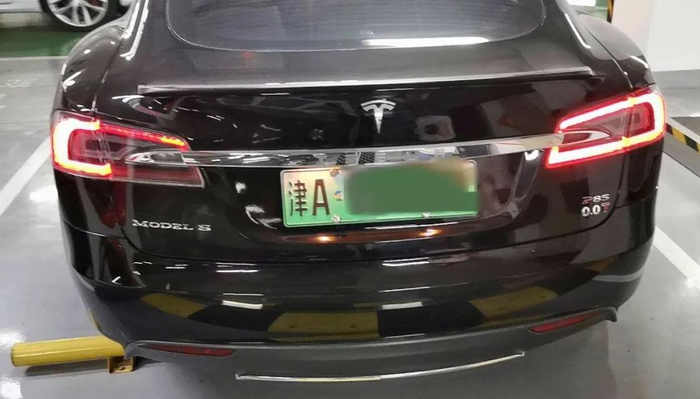 提车半个月左右，韩潮发现这辆ModelS左后尾灯故障 受访者供图