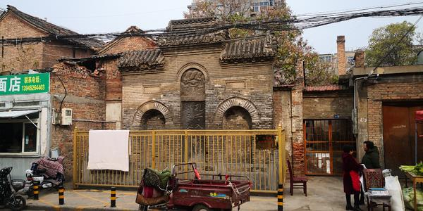 在孔子入周问礼碑前，设立有保护石碑用的铁栅栏。 本文图片 大河报·大河客户端