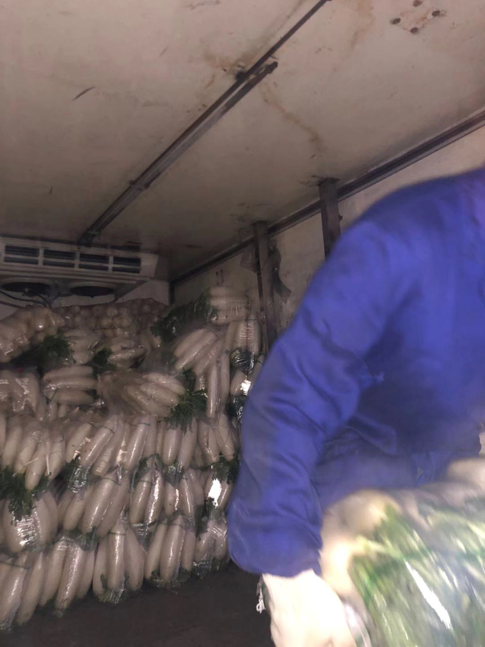 合作社员工正在装车。受访者供图