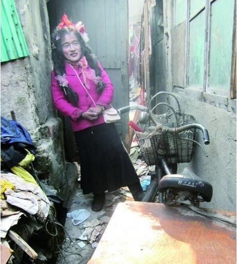 这个63岁的“变态”大叔穿女装20年，却因为一场火灾爆红了