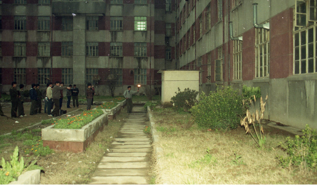 案发当时，民警在进行现场勘查。